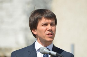 Acesta se întreabă ce trebuia să se întâmple ca necesitatea de înzestrare a CC cu supraputeri să fie o condiție esențială a PD pentru a vota Guvernul pe 25 aprilie.