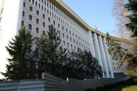 В Кишиневе возобновили ремонт здания парламента .