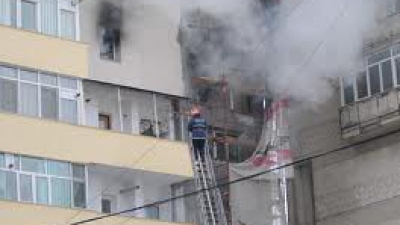 Circumstanţele incendiului urmează să fie stabilite, cauza fiind, posibil, imprudenţa în timpul fumatului. Foto: vrn.ro