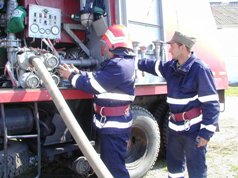  Din apartamentul incendiat pompierii au salvat 7 persoane, dintre care un copil şi o femeie însărcinată.
