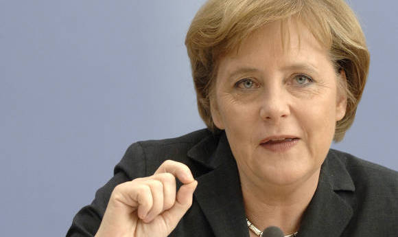 Liderii europeni au încheiat vineri încă un an de criză felicitându-se că au reuşit să salveze Grecia.