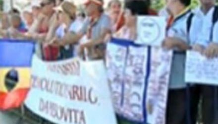 Protestatarii scandează „Validare!”, „Nu vă fie frică, şi Băsescu pică”, „Băsescu, trădător!”