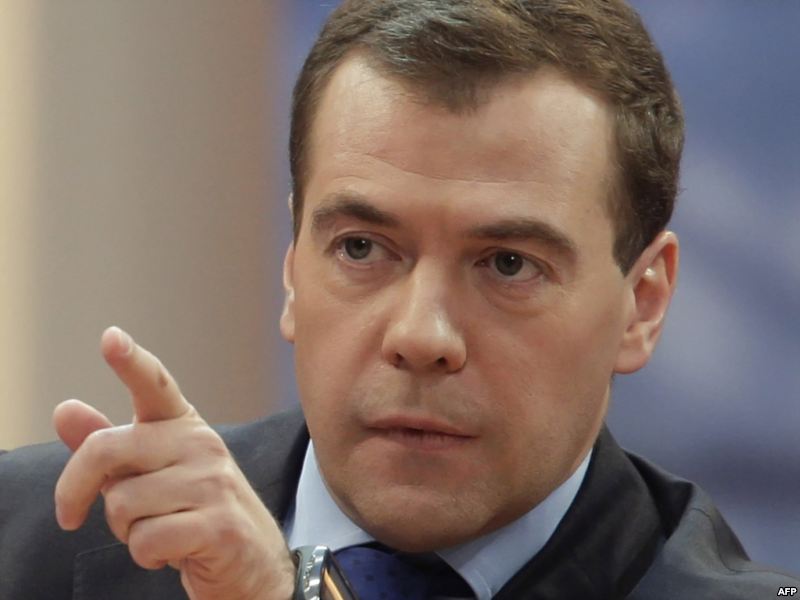 Медведев пошутил, что российским лидерам вместе с "ядерным чемоданчиком" вручают документы о пришельцах, которые прилетели на нашу планету и остались на ней. Фото: sports.ru