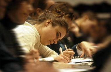 Din numarul total al studenţilor din instituţiile superioare, 68,6% studiază cu frecvenţă la zi, iar restul respectiv cu frecvenţă redusă