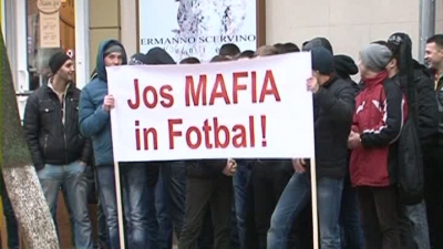 Protestatrii poartă pancarde pe care sunt inscripţionate mesajele "Jos mafia din fotbal" şi "Rebeja - candidat real".