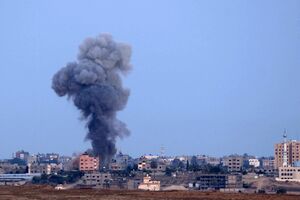 Aviaţia şi marina israeliene au reluat luni bombardamentele asupra Fâşiei Gaza, omorând 18 persoane, inclusiv un copil în vârstă de cinci ani. 