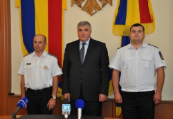 Погоны полицейским вручил министр обороны Алексей Ройбу.