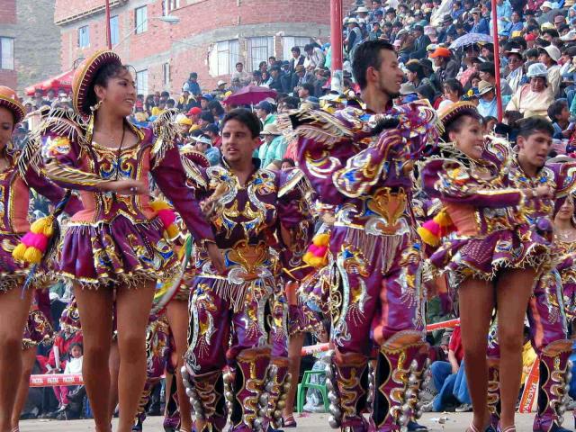  În imagine, o adolescentă participă la parada copiilor organizată duminică, în prima zi a carnavalului.