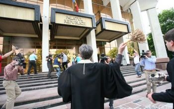 Eparhia de Centru, condusă de Mitropolitul Vladimir, a cerut tuturor slujitorilor Bisericii să renunţe la proteste