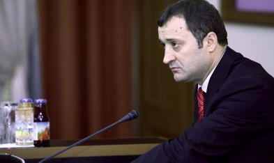 Întrucît Lazăr a sărit în apărarea proiectului și a spus că prevederile sunt logice, Filat i-a sugerat să-și vadă de activitatea proprie.