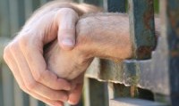 Anterior,  inculpatul a mai fost în conflict cu legea. Pe lângă cei șase ani de închisoare, bărbatul va trebui să achite vecinului opt mii de lei drept pagubă materială cauzată.
