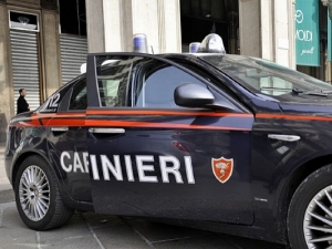 Produsele de tutungerie au fost ascunse în genți mari, printre haine