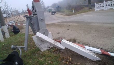 Şoferul a fost reţinut. El a declarat că nu a reuşit să frâneze la timp. 