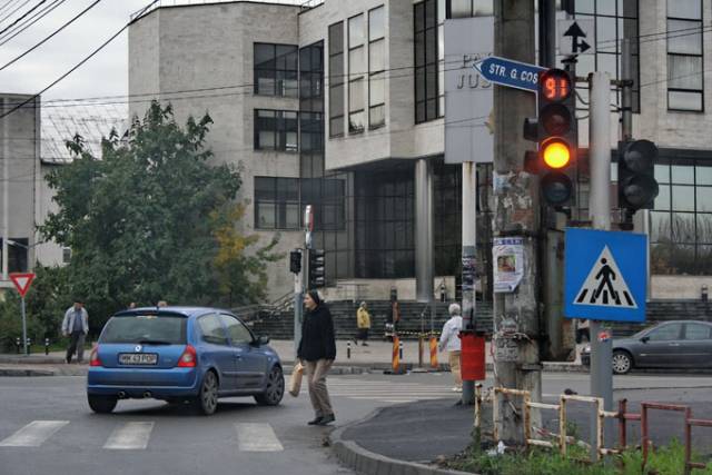 Astfel, săptămâna trecută au fost deconectate semafoarele de la intersecţia străzilorNegruzzi – Dimitrie Cantemir – Albisoara