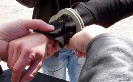 Cadavrul a fost găsit de consăteni ieri dimineaţă. Bănuitul riscă până la 15 ani de închisoare.