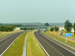 În Moldova există 819 km de drumuri magistrale, 2.500 de km de drumuri republicane şi aproape 6.000 de drumuri locale.