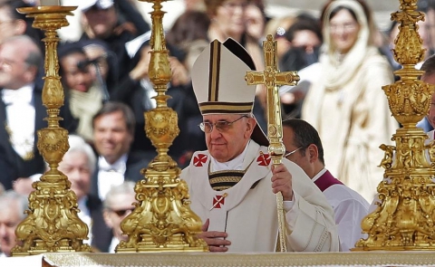 Noul papă Francisc a cerut totodată să fie înlocuit tronul papal cu un scaun obişnuit. 