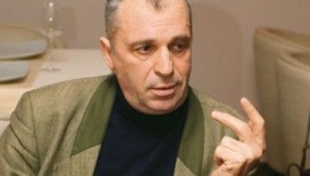 Ţineţi minte ce vă spun. Sub ochii noştri „prostănacii” ne pregătesc o surpriză. Şi încă una pe deplin previzibilă. 