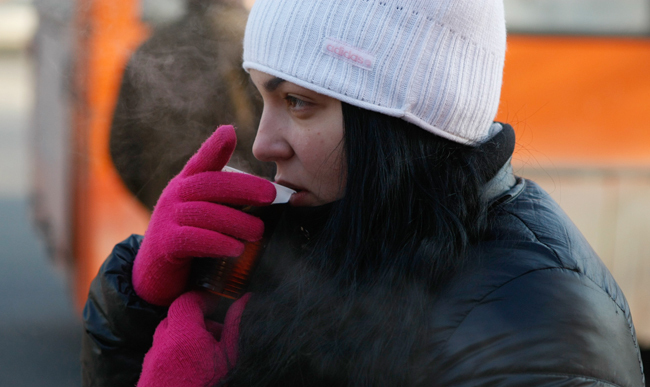 Oamenii sunt serviţi cu ceai şi biscuiţi, iar cei care suferă deja de frig sunt culcaţi pe paturile din corturi şi înveliţi cu pături. 