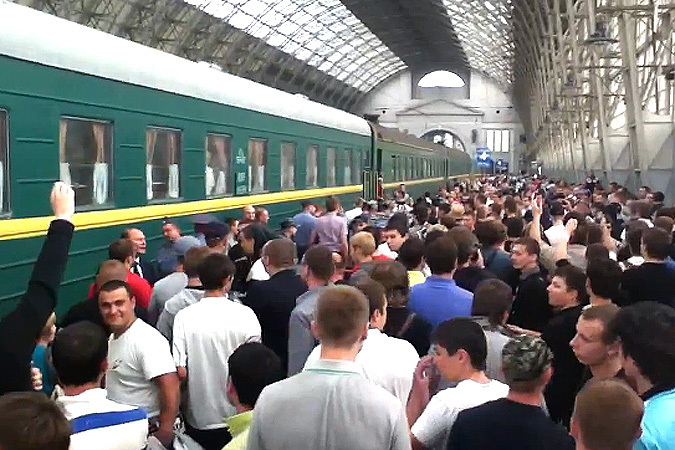 Подозрительно большая толпа пришла встречать пятый вагон поезда "Кишинев-Москва".