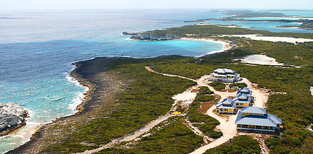 На первом месте – частный остров на Багамах Cave Cay площадью 22 акров.