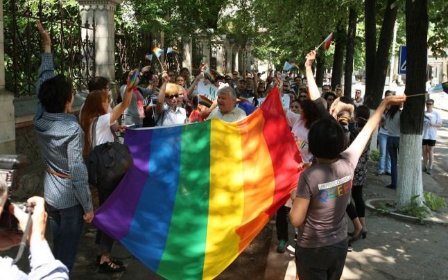 Zeci de reprezentanţi ai minorităţii sexuale s-au întrunit ieri în centrul Capitalei, îndemnându-i pe moldoveni să fie mai toleranţi. 