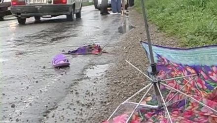 Medicii veniți la faţa locului au încercat din răsputeri să salveze femeia, dar nu au reușit. 