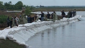 Digul din satul Goteşti ar putea ceda, într-o săptămână, dacă nivelul apei va creşte cu aceeaşi intensitate.