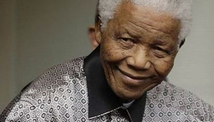 Nelson Mandela, preşedinte între 1994 şi 1999, după ce a petrecut 27 de ani în închisorile regimului de apartheid, s-a retras din viaţa politică în 2004.