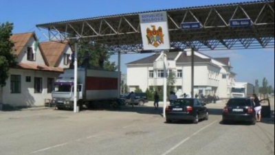 Autoturismele au fost, însă, reţinute deoarece procura şi asigurarea obligatorie Cartea Verde prezentate inspectorilor de frontieră s-au dovedit a fi false.