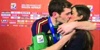 O explicație pentru acest fapt este faptul că Iker Casillas este coleg cu mulți dintre jucătorii Barcelonei