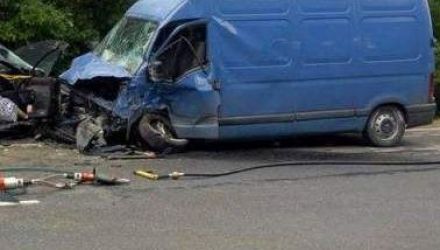 Un microbuz și o mașina marca Subaru s-au izbit violent pe bulevardul Dacia.