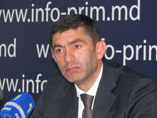 Potrivit lui Alexandru Botnari, cooperativa foloseşte terenurile care aparţin autorităţilor publice locale, dar nu achită taxă pentru arendă.