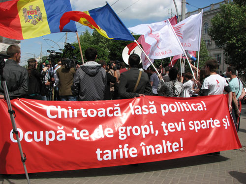 Десятки представителей Молодой гвардии Партии социалистов организовали сегодня акцию протеста перед зданием Кишиневской мэрии.