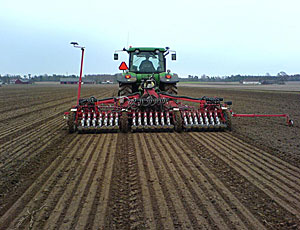 К посеву озимого ячменя, который планируется посеять на площади 319 гектаров, пока не приступали. 