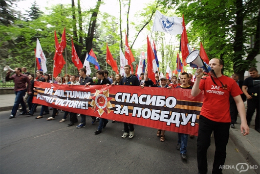Liderul PCRM, Vladimir Voronin, și alți fruntași comuniști Mark Tkaciuk, Grigore Petrenco și Iurie Muntean conduc marșul.
