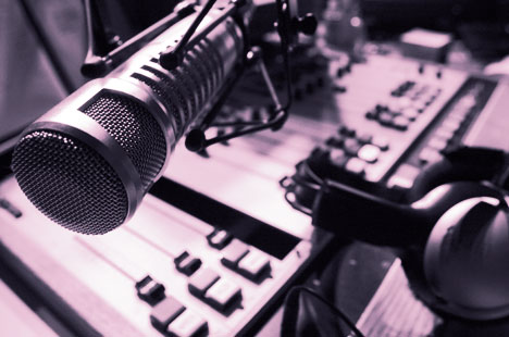 Две радиостанции, „Retro FM” и „HIT FM”, получили открытые предупреждения от КСТР за нарушения в области размещения рекламы. Фото: wtnrradio.com