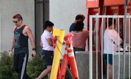 S-a aşezat la rând, i-a zâmbit bătrânicii din spatele lui - care nu şi-ar fi închipuit că o să dea nas în nas cu actorul la coadă