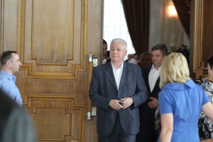  Deputatul neafiliat Sergiu Sârbu în sfidează în mod deschis pe fostul său șef de partid, Vladimir Voronin.