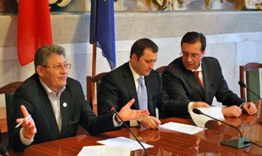 Primul lucru care este necesar este să se așeze nouă oameni – cîte trei din fiecare partid – la masa de negocieri și să înceapă acest dialog
