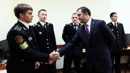 Premierul a dat sigurări că colaboratorii MAI vor fi asiguraţi cu tot necesarul pentru ca să-şi exercite activitatea eficient. 