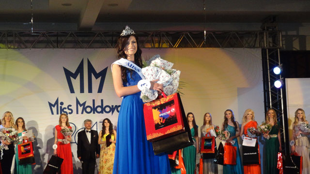 Precizam ca numarul de semnaturi online pentru a-i retrage acesteia titlul de Miss, a ajuns la 5400.