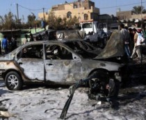  Doi oficiali irakieni au murit după ce o bombă a explodat sub o maşină blindată, într-un orăşel din nordul Bagdadului. 