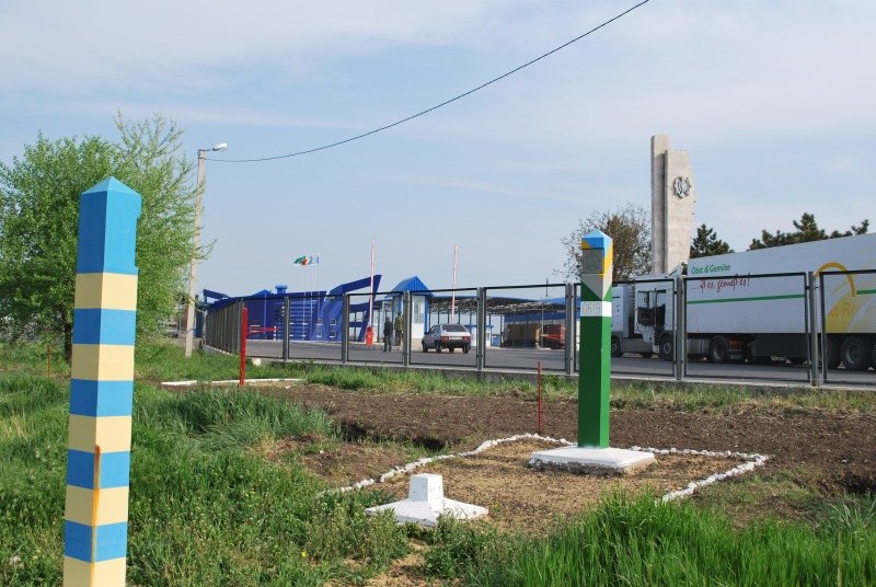 În declaraţiile sale, acesta a precizat că, iniţial, a încercat să treacă legal frontiera