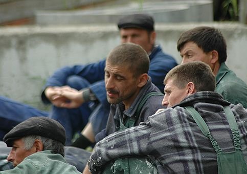 По данным Министерства, количество граждан, выехавших на работы в Россию, превышает 200 тысяч человек. 