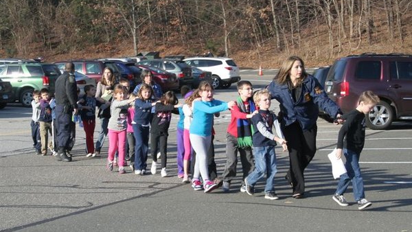 Profesorii şi poliţiştii i-au evacuat pe copii din şcoală. Micuţilor li s-a spus să închidă ochii şi să meargă repede.