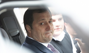 ”Nu uitaţi să luaţi mai mulţi bodyguarzi şi climatizatoare. Va fi foarte fierbinte”, afirmă un internaut.