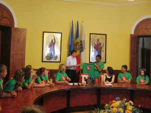 Tinerii au colectat probe din râu pentru a stabili calitatea apei şi a vedea cum supraviețuiesc nevertebratele acvatice în Bâc.
