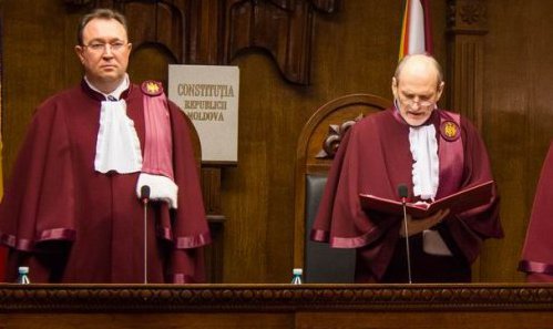 Magistrații susțin că Curtea este singura în drept să hotărască asupra competenţei sale, iar judecătorii Curţii Constituţionale nu pot fi traşi la răspundere pentru voturile şi opiniile exprimate.