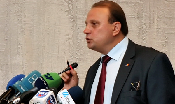 В то же время министр подчеркнул, что проблему должно решить руководство района.